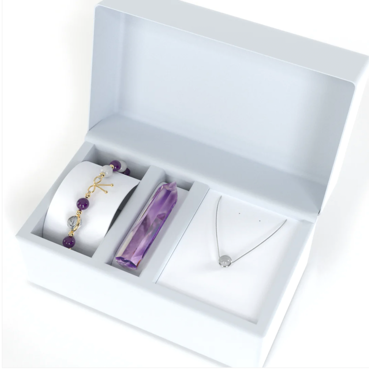 Coffret améthyste composé d'un Bracelet amincissant avec pierres naturelles d'améthyste et de pierre de lune qui alternent avec de petites billes en or fin entre elles, avec une seule pierre de quartz rutile en son centre, entourée d'un anneau en or fin, ainsi qu’un Mehnir en améthyste pure et un collier en argent 925 en fragment de coeur de pierre de lune