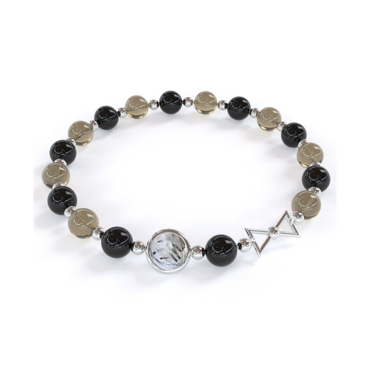 Bracelet anti-tabac composé de pierre naturelle de tourmaline et quartz fumé alternant avec de petites billes en argent, avec une seule pierre de quartz rutile en son centre, ainsi qu'un noeud au bord pointu en argent.