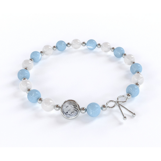 Bracelet Anti-essoufflement composé de pierre naturelle de calcédoine et Pierre de Lune , alternant avec de petites billes en argent , avec une seule pierre de quartz rutile en son centre, ainsi qu'un noeud en argent