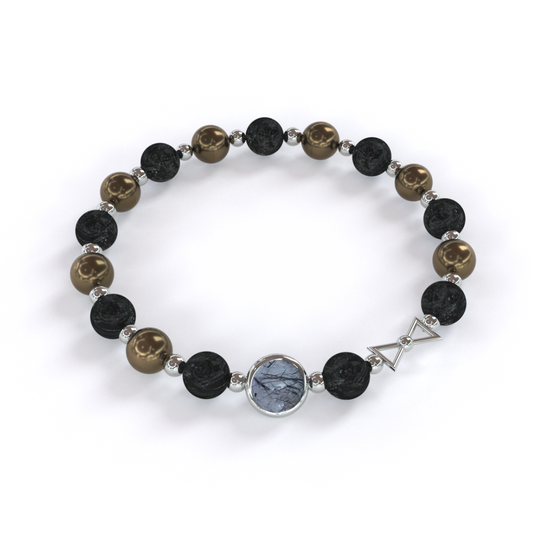 Bracelet de Chance et Protection composé de pierre naturelle de Pyrite & Tourmaline alternant avec de petites billes en argent, avec une seule pierre de quartz rutile en son centre, ainsi qu'un noeud en argent
