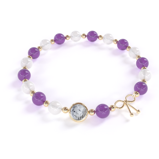 Bracelet amincissant composé d'améthyste et de pierre de lune qui alternent avec de petites billes en or fin entre elles, avec une seule pierre de quartz rutile en son centre, entourée d'un anneau en or fin