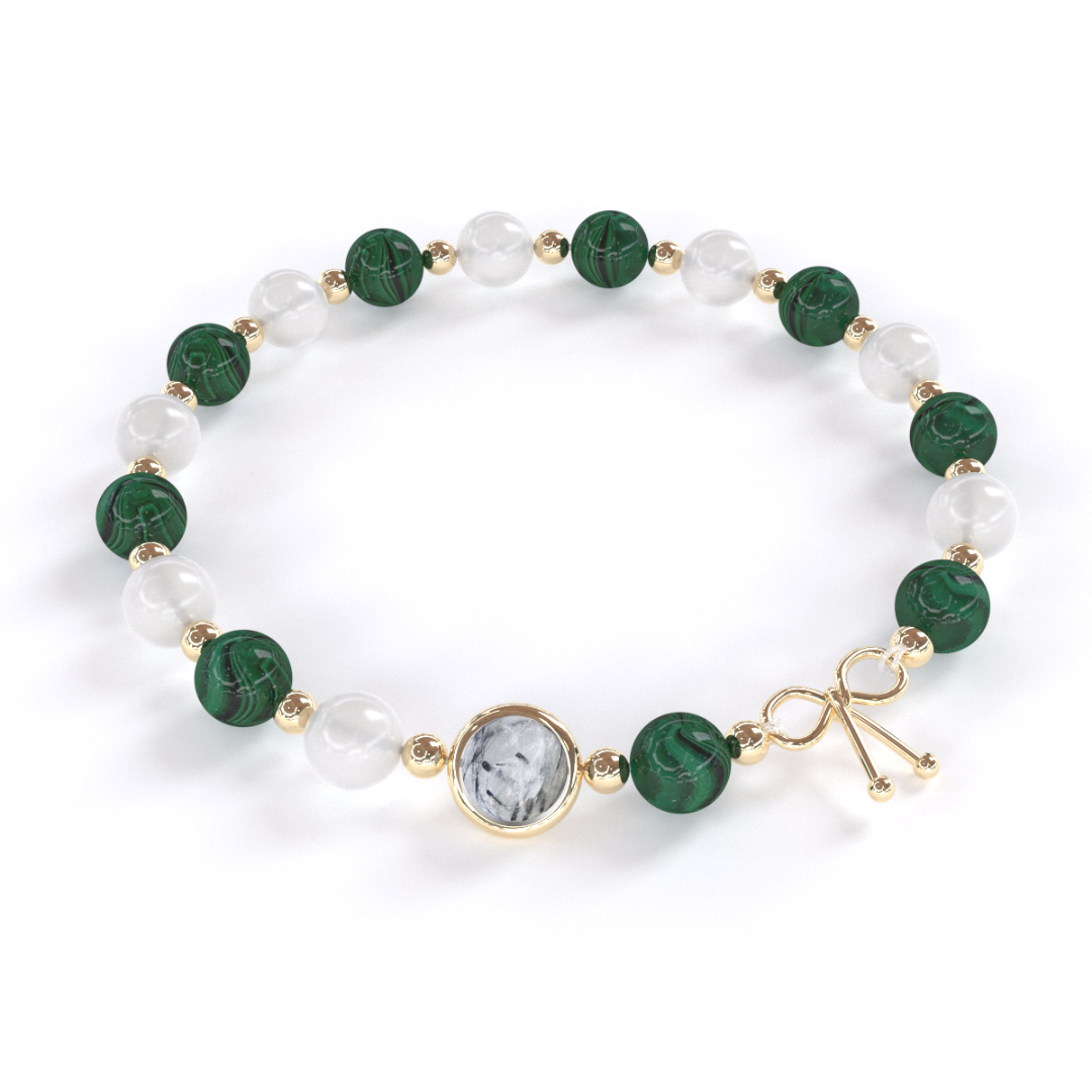 Bracelet anti-douleur composé de malachite et de pierre de lune, alternant avec de petites billes en or fin, avec une seule pierre de quartz rutile en son centre, entourée d'un anneau en or fin.