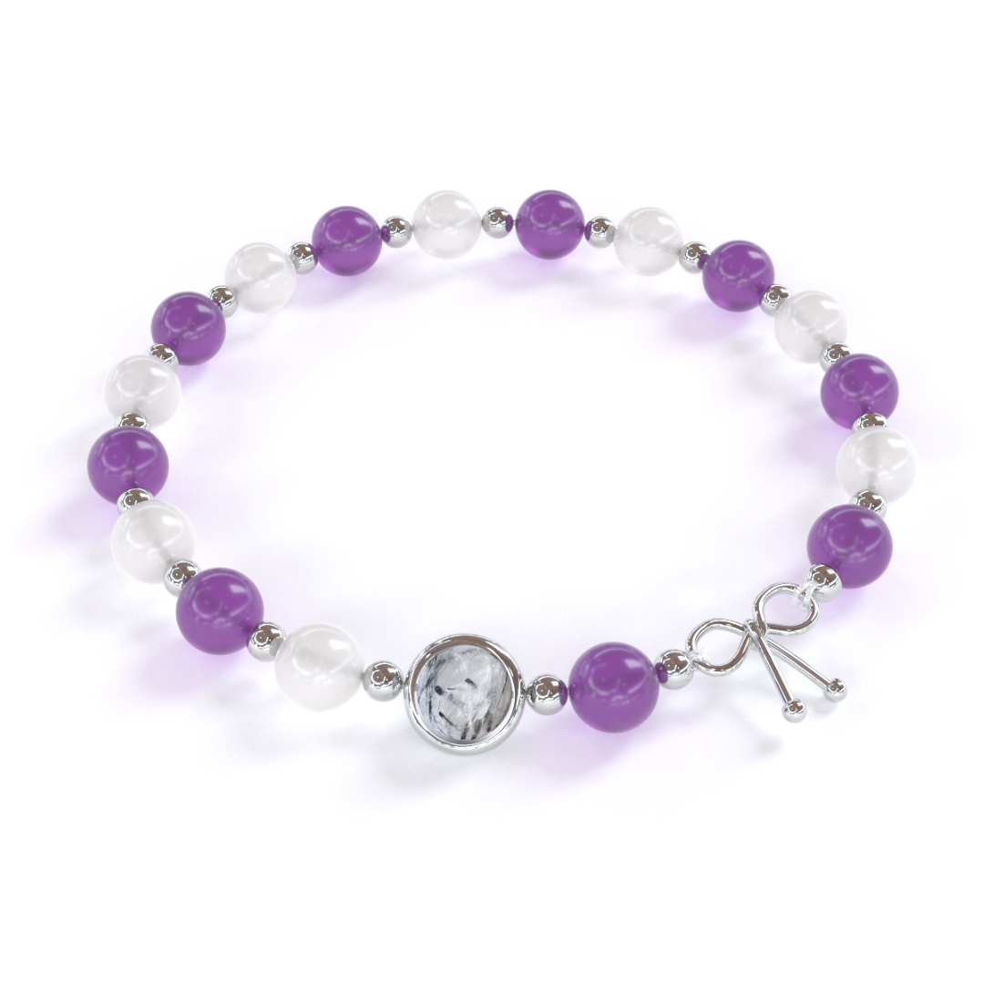 Bracelet amincissant composé d'améthyste et de pierre de lune qui alternent avec de petites billes en argent 925 entre elles, avec une seule pierre de quartz rutile en son centre, entourée d'un anneau en argent 925