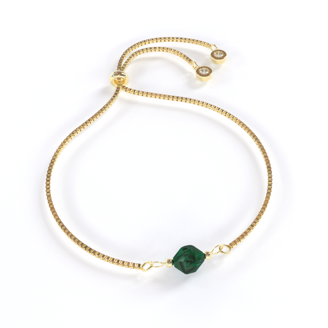 Bracelet avec des pierres de malachite brute qui alternent avec de petites billes en or, avec une seule pierre de quartz rutile en son centre, entourée d'un anneau en or. Le bracelet est composé de malachite et d'or fin.