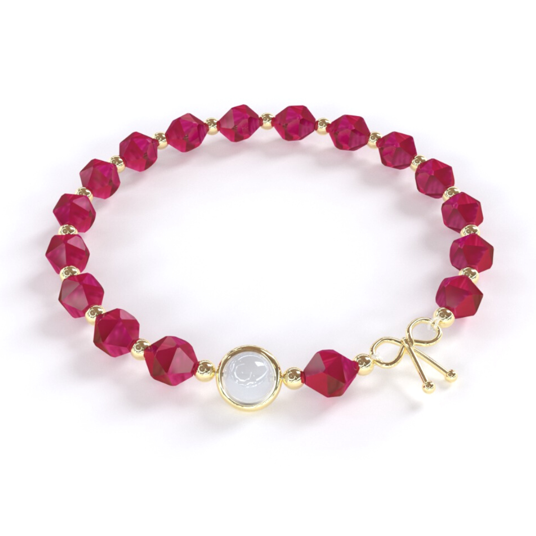 Bracelet avec des pierres de corindon qui alternent avec de petites billes en or, avec une seule pierre de quartz rutile en son centre, entourée d'un anneau en or. Le bracelet est composé de corindon rouge et d'or fin.