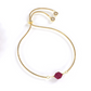 Bracelet avec des pierres de corindon qui alternent avec de petites billes en or, avec une seule pierre de quartz rutile en son centre, entourée d'un anneau en or. Le bracelet est composé de corindon rouge et d'or fin.